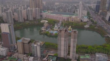 Puslu bir bulutlu gün hava video Lotte World Kulesi ve Jamsil dünyada Lotte. Seul 