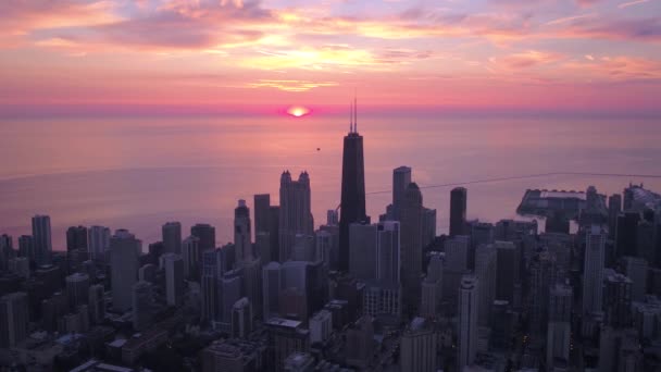 朝は美しい日の出の間にシカゴのダウンタウンの空撮 — ストック動画