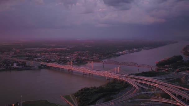 Vidéo aérienne du centre-ville de Louisville au coucher du soleil .