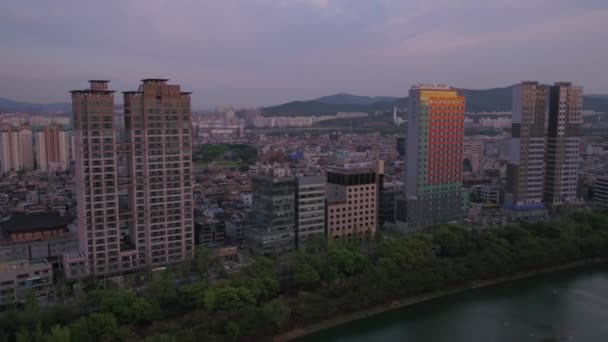 日没で蚕室のロッテワールドとロッテワールド タワーの空撮 ソウル — ストック動画