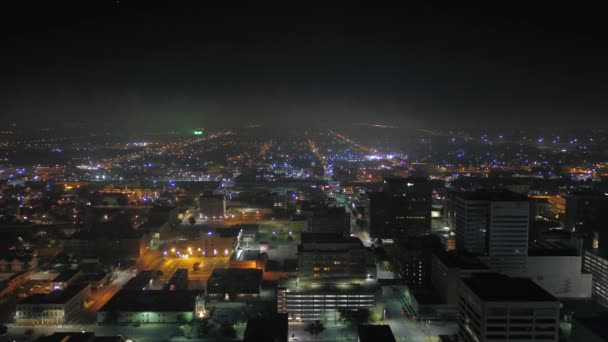 Luftaufnahmen Der Innenstadt Von Wichita Bei Nacht — Stockvideo