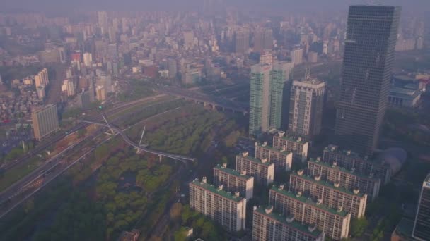 ビルとソウルの汝矣島地区にあるウォーター フロントの空撮 — ストック動画