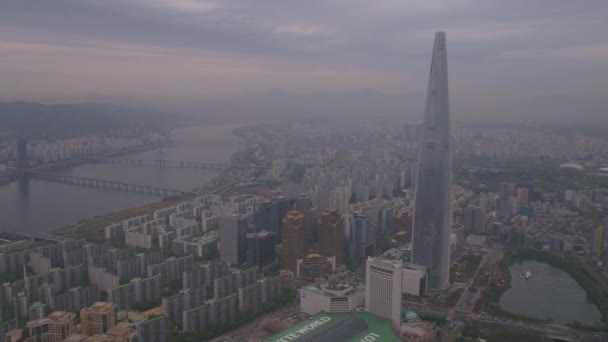 Lotnicze Wideo Lotte World Tower Lotte World Jamsil Mglisty Dzień — Wideo stockowe