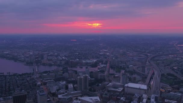 波士顿市中心的空中视频在傍晚的一个美丽的日落 — 图库视频影像