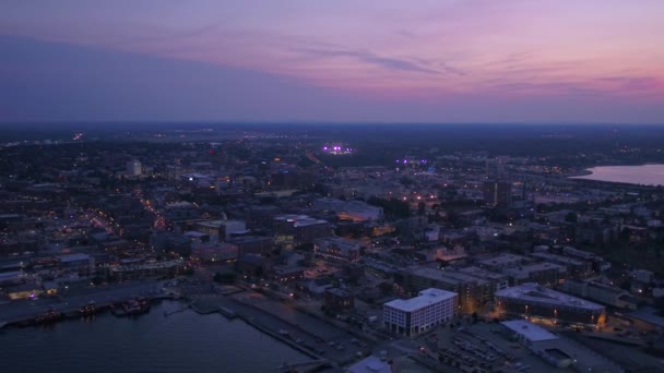 夜ポートランドのダウンタウンの空撮 — ストック動画