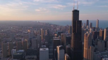 Gün batımında Chicago şehir merkezine hava Illinois.