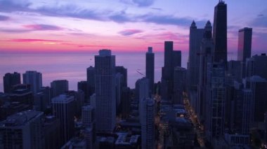 Gecenin güzel gün doğumu sırasında Chicago şehir merkezine hava video