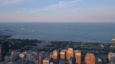 Güneşli bir günde Chicago şehir merkezine hava video.