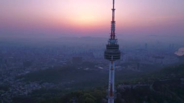 Sunrise Seul Kulesi ve Gwanghwamun bölgede hava video