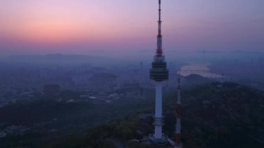 Sunrise Seul Kulesi ve Gwanghwamun bölgede hava video