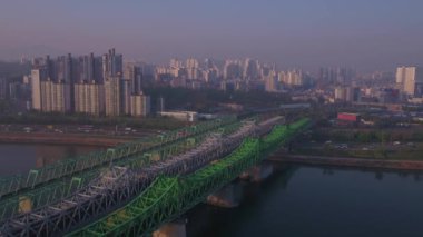 Bina 63 ve Seoul bölgesinde Yeouido liman bölgesinde hava video.