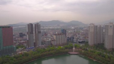 Puslu bir bulutlu gün hava video Lotte World Kulesi ve Jamsil dünyada Lotte. Seul 