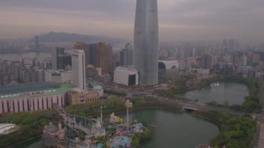 Puslu bir bulutlu gün hava video Lotte World Kulesi ve Jamsil dünyada Lotte. Seul 