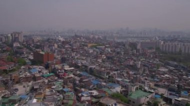Itaewon bölgesinin Seul puslu güneşli bir hava video.
