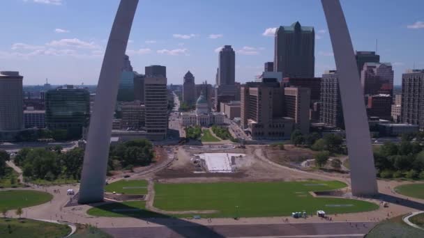 在晴朗的日子里 圣路易斯市中心的空中视频 — 图库视频影像