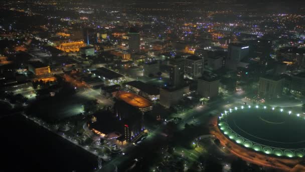 Aerial Kansas Del Centro Ciudad Wichita Por Noche — Vídeos de Stock