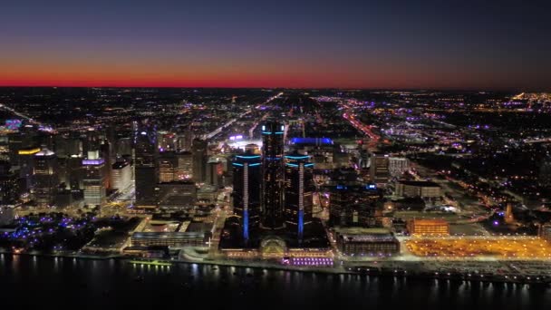 夜にデトロイトのダウンタウンの空撮 — ストック動画