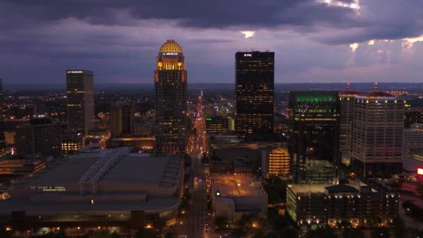 Luftbild Der Innenstadt Von Louisville Bei Nacht — Stockvideo