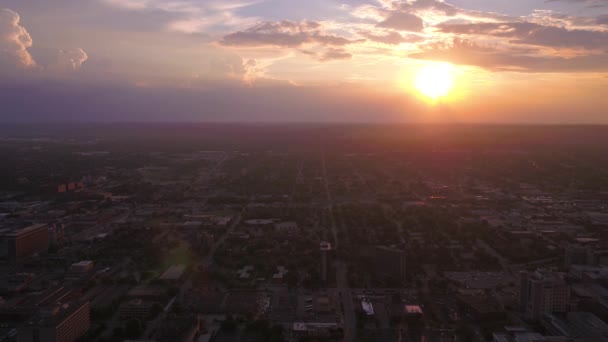 ルイビルのダウンタウン アット サンセットの空撮 — ストック動画