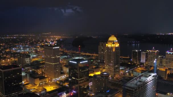夜のダウンタウン ルイビル市の空撮 — ストック動画