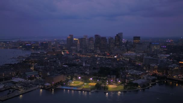 Vídeo Aéreo Del Centro Boston Por Noche — Vídeo de stock