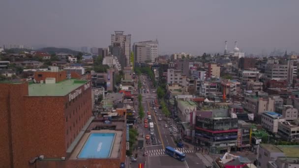 헷갈리는 화창한 서울에서 이태원 거리의 비디오 — 비디오