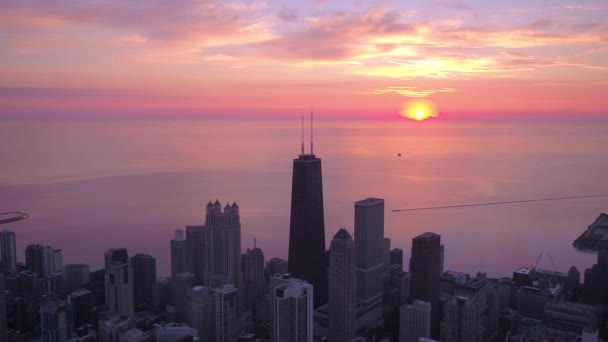 芝加哥市中心的空中视频在清晨的美丽日出 — 图库视频影像