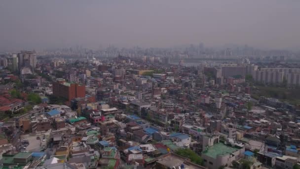 晴れた日にぼんやりとしたソウルの梨泰院地区の空撮 — ストック動画