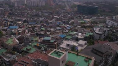 Itaewon bölgesinin Seul puslu güneşli bir hava video.