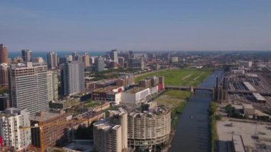 Güneşli bir günde Chicago şehir merkezine hava video.