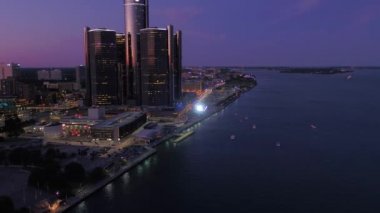 Şehir Detroit üzerinde gece hava video.