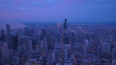 Gecenin güzel gün doğumu sırasında Chicago şehir merkezine hava video