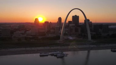 Gün batımında St Louis şehrin havadan video.