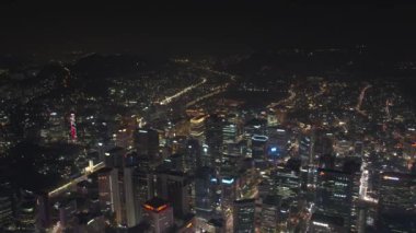 Geceleri Seul Kulesi ve Gwanghwamun alanının hava video