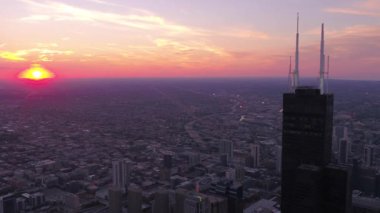 Gün batımında Chicago şehir merkezine hava Illinois.
