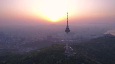 Sunrise Seul Kulesi ve Gwanghwamun bölgede hava video