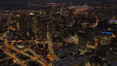 Geceleri Boston kent merkezinin hava video.