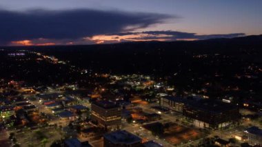 Arka planda bir fırtına ile gece Boise şehrin havadan video.