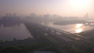 Bina 63 ve Seoul bölgesinde Yeouido liman bölgesinde hava video.