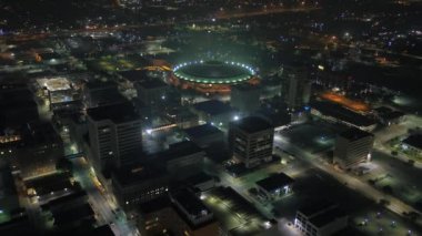 Gece şehir merkezinde Wichita şehir hava Kansas.