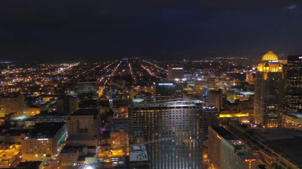 Luchtfoto Video Van Downtown Louisville Stad Bij Nacht — Stockvideo