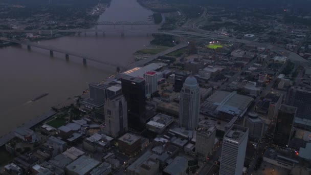 Luftbild Der Innenstadt Von Louisville Bei Nacht — Stockvideo