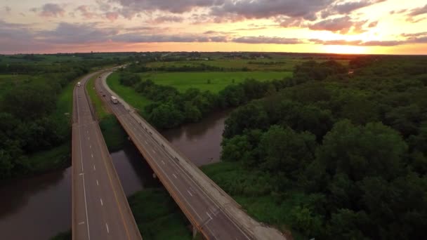 Luftbild Der Landschaft Iowa Bei Sonnenuntergang Bauernhöfe Und Autobahn Lizenzfreies Stock-Filmmaterial