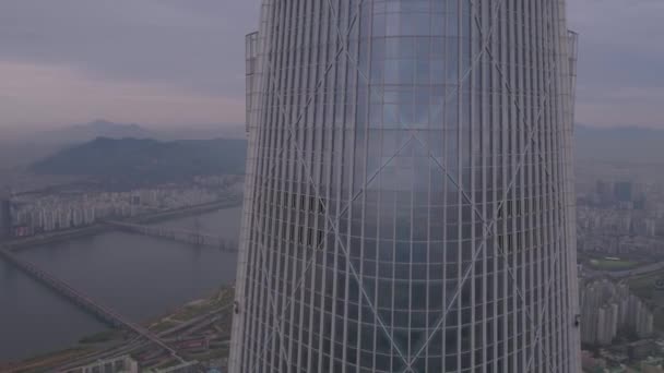 Aerial Video Lotte World Tower Och Lotte World Jamsil Dimmig — Stockvideo