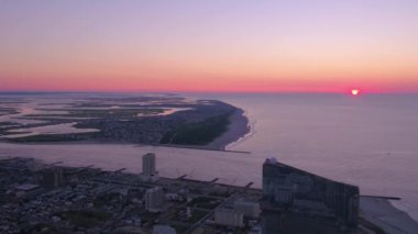 Şehir Atlantic City güzel gün doğumu sırasında sabah hava video.