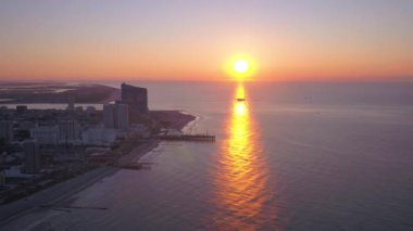 Şehir Atlantic City güzel gün doğumu sırasında sabah hava video.