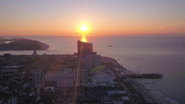Şehir Atlantic City güzel gün doğumu sırasında sabah hava video.