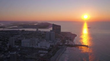Şehir Atlantic City güzel gün doğumu sırasında sabah hava video.