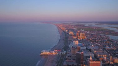 Şehir Atlantic City güzel gün doğumu sırasında sabah hava video.