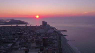Şehir Atlantic City güzel gün doğumu sırasında sabah hava video.